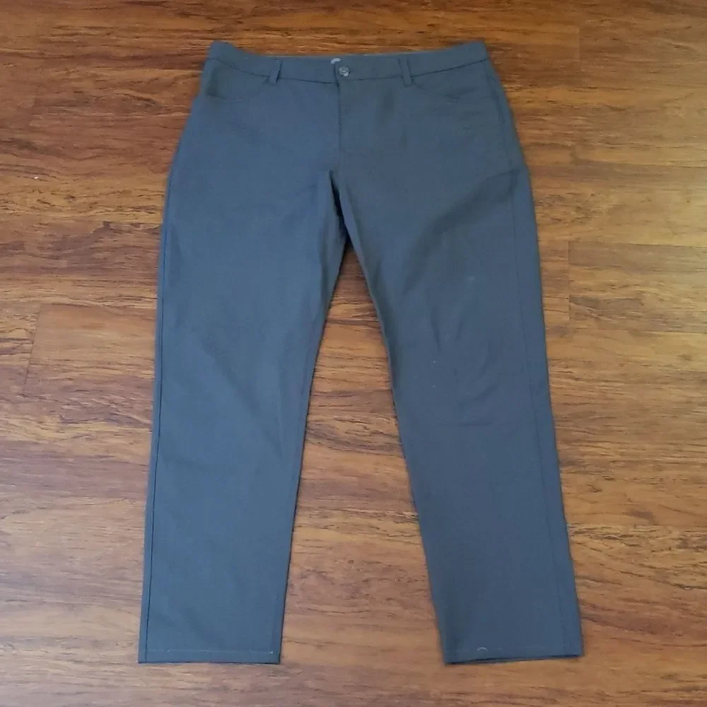 Vuori Men's Gray Pants Size 36 Athleisure Casual Trendy Comfy Workwear